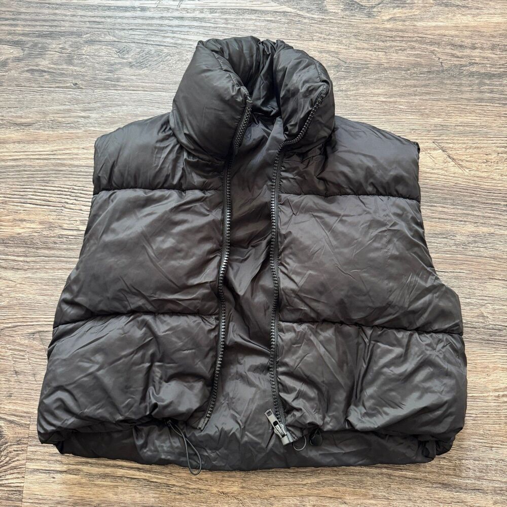 Cropped black puffer vest, missing tag - fits women’s size Large